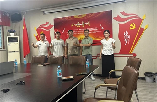 عميل كازاخستاني زيارة جوتونج لشراء 10 محور لوي بوي مقطورة